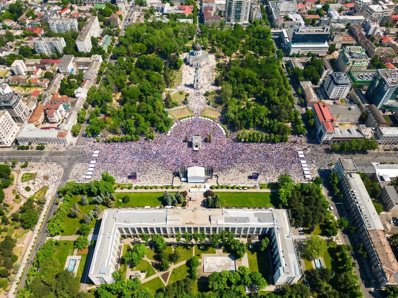 Senkrechte Drohnenaufnahme der Kundgebung zur Unterstützung der europäischen Integration des Landes.